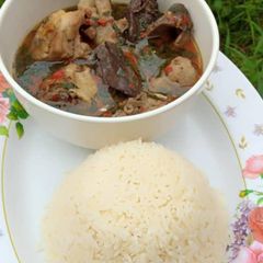 A picture of Chicken pepper soup and white rice.