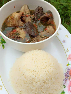 A picture of Chicken pepper soup and white rice.