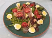 Una foto de ensaladas gourmet