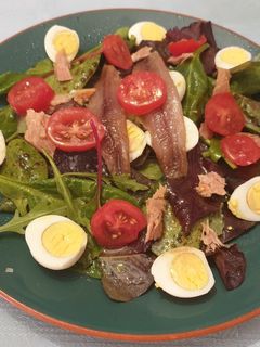 Una foto de Ensalada confinada en un plato