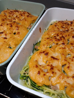 Una foto de Espaguetis de calabacín con salsa de calabaza y atún