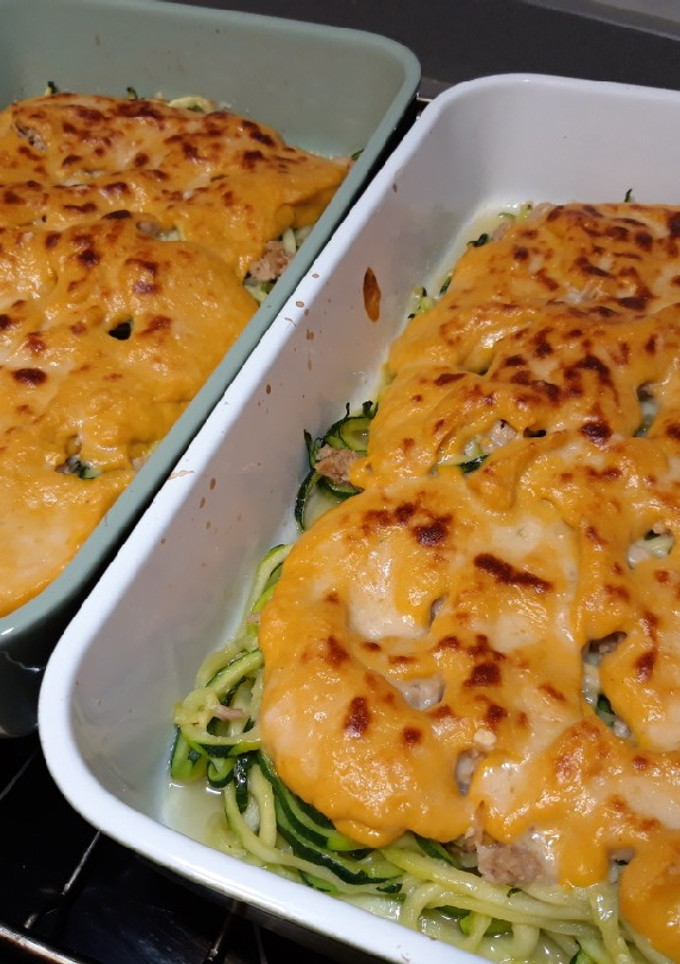 Una foto de Espaguetis de calabacín con salsa de calabaza y atún