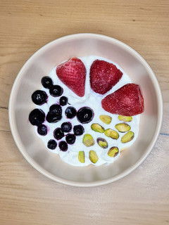 Una foto de Yogur estilo griego casero enriquecido con levadura nutricional y frutas 🍶🍄🫐🍓