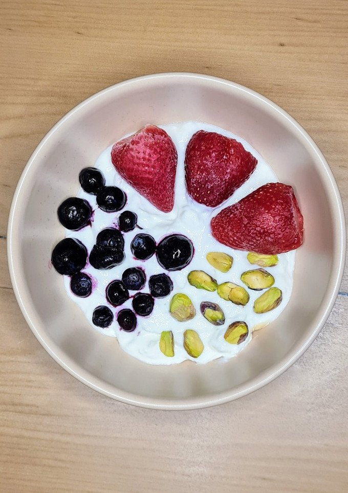 Una foto de Yogur estilo griego casero enriquecido con levadura nutricional y frutas 🍶🍄🫐🍓