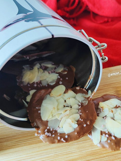 Una foto de Chocolatinas con almendra al punto de sal