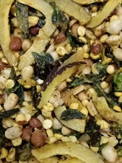 कच्च्या पोह्यांचा चिवडा (kacchya pohyancha chivda recipe in marathi) रेसिपी चे मुख्य फोटो