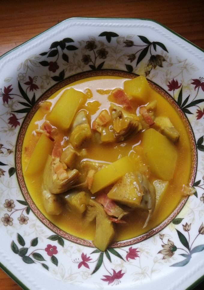 Una foto de Alcachofas y patatas guisadas