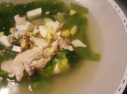 Una foto de sopa de lechuga