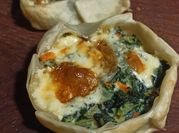Una foto de cebolla zanahoria quiche