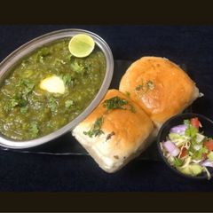 A picture of Hariyali pav bhaji.