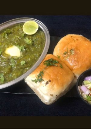 A picture of Hariyali pav bhaji.