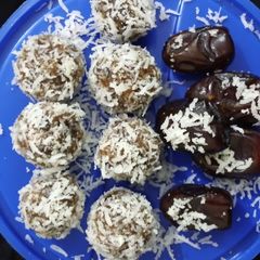 A picture of Coconut Date balls 😋.