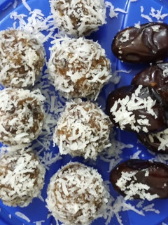 A picture of Coconut Date balls 😋.