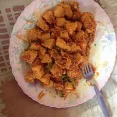 A picture of Fried Idlies in Tomato curry.