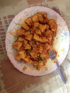 A picture of Fried Idlies in Tomato curry.