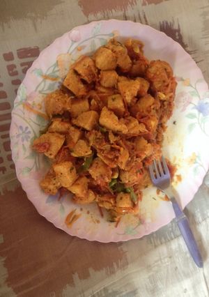 A picture of Fried Idlies in Tomato curry.