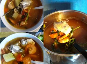 Una foto de Caldo de pescado y Camarón