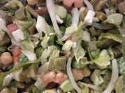 Una foto de ensalada garbanzos y cilantro