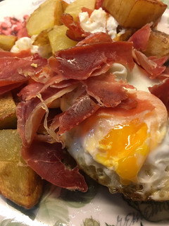 Una foto de Huevos rotos con patatas y jamón con un toque distinto!