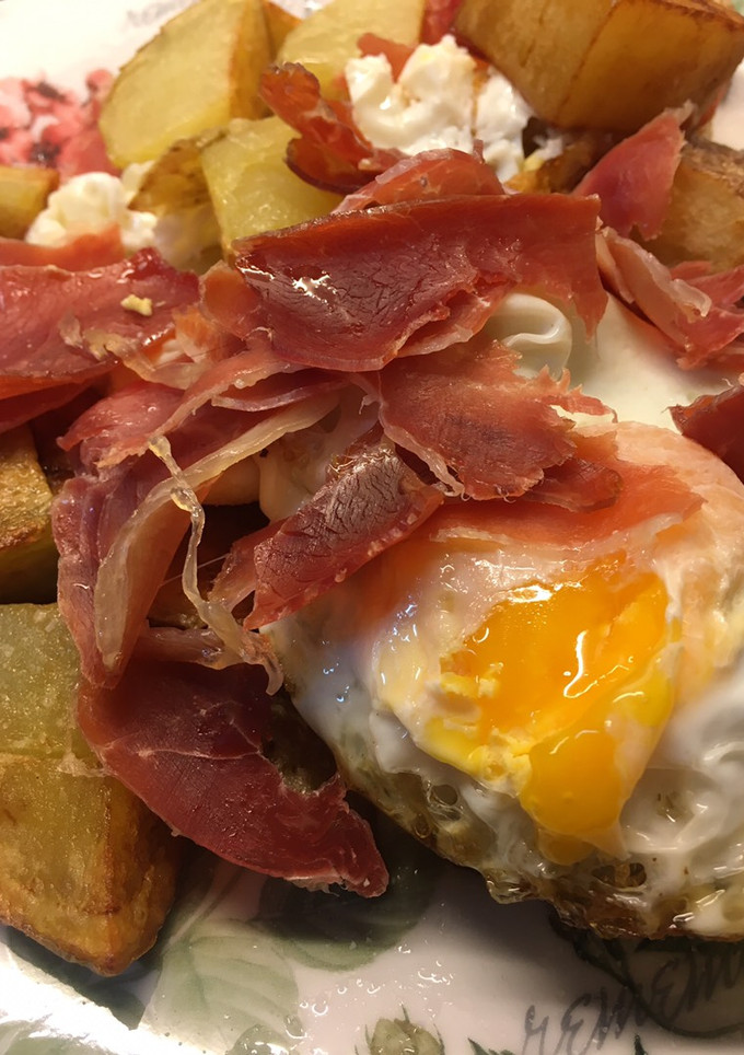 Una foto de Huevos rotos con patatas y jamón con un toque distinto!