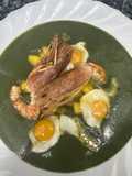 506. Sopa de espinacas y almendras con gambas, manzana y huevos de codorniz (entrante)
