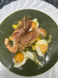 Una foto de 506. Sopa de espinacas y almendras con gambas, manzana y huevos de codorniz (entrante)