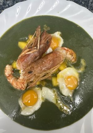 Una foto de 506. Sopa de espinacas y almendras con gambas, manzana y huevos de codorniz (entrante)