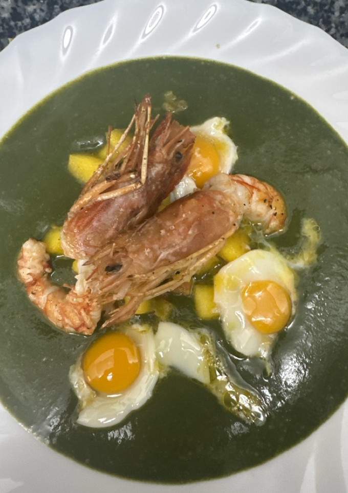 Una foto de 506. Sopa de espinacas y almendras con gambas, manzana y huevos de codorniz (entrante)
