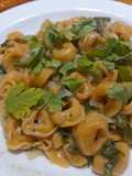 Capeletinis en salsa de perejil y vodka