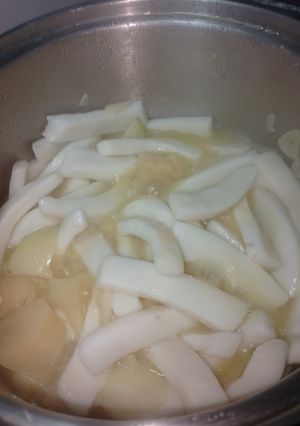 Una foto de Pota al ajillo con papas aliñadas