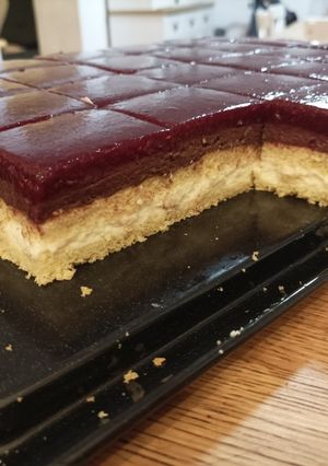 Egyszerű piskóta torta gyümölcs zselével recept fotója
