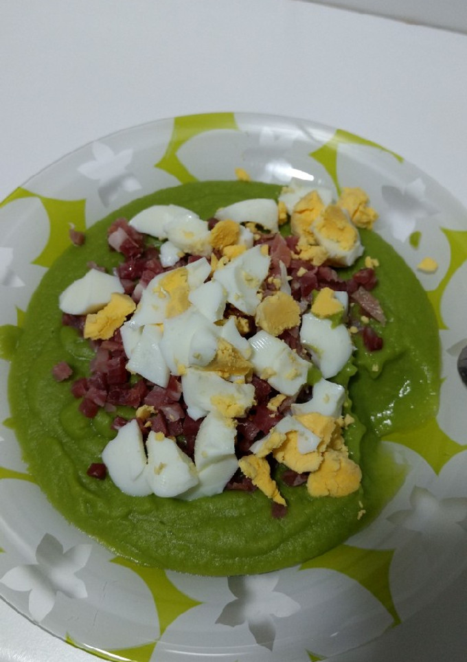 Una foto de Crema de guisantes con jamón y huevo