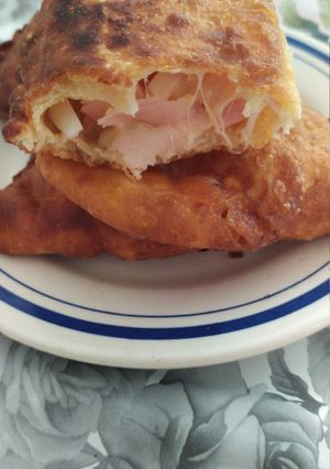Una foto de Empanadas de jamón y muzzarela fritas