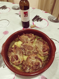 Una foto de Chuletas de aguja con vino blanco