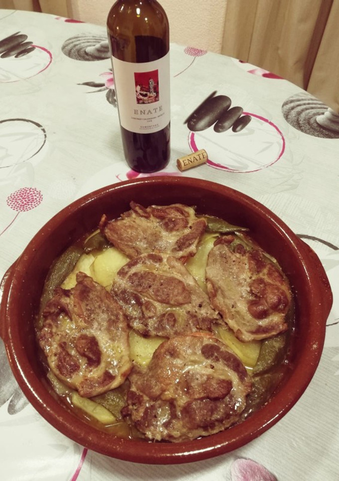Una foto de Chuletas de aguja con vino blanco