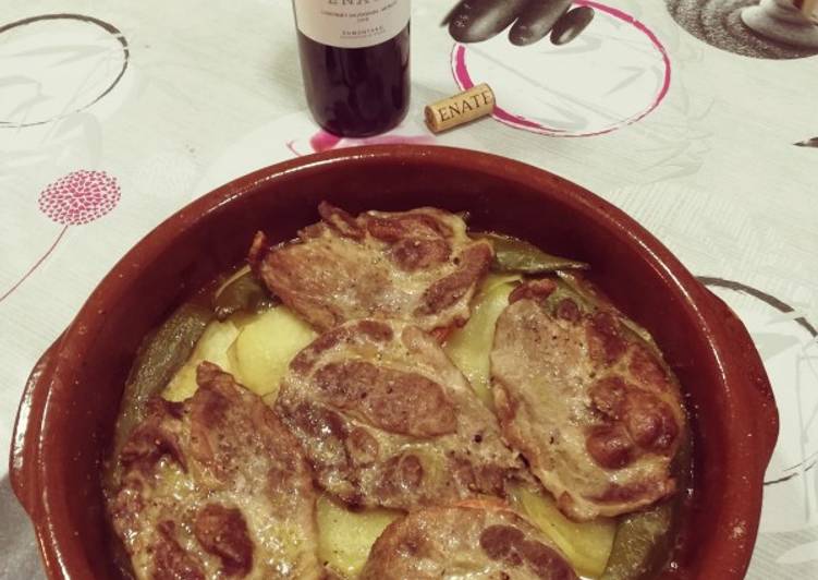 Chuletas de aguja con vino blanco