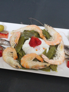 Una foto de Nido de judías verdes con huevo poché, gambas y fresones
