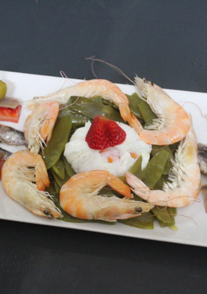 Una foto de Nido de judías verdes con huevo poché, gambas y fresones