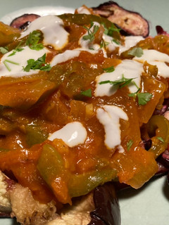 Una foto de Borani Banjan (Berenjena con tomate y yogur estilo afgano)