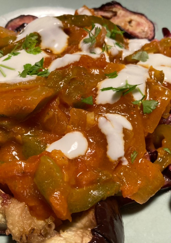 Una foto de Borani Banjan (Berenjena con tomate y yogur estilo afgano)