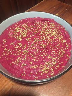 Una foto de Hummus de remolacha