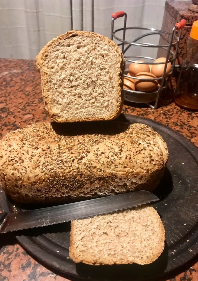 Una foto de Pan integral con semillas