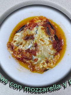 Una foto de Berenjenas con mozzarella y parmesano
