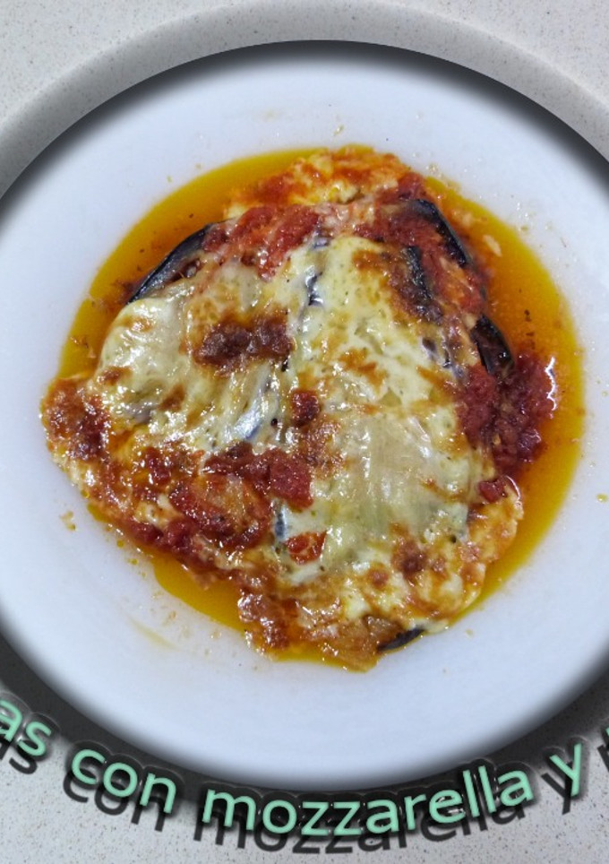 Una foto de Berenjenas con mozzarella y parmesano
