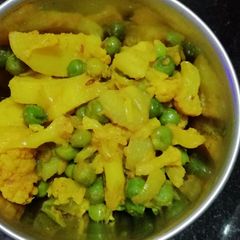 A picture of Matar aloo gobhi.