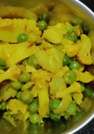 A picture of Matar aloo gobhi.