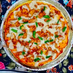 A picture of Spicy Chicken Tikka Pizza.