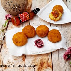 A picture of Stuffed potatoes balls.