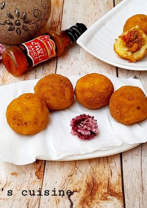 A picture of Stuffed potatoes balls.