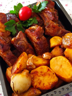 Mexikói fűszerezésű sültoldalas, velesült, hagymás burgonyával recept fotója